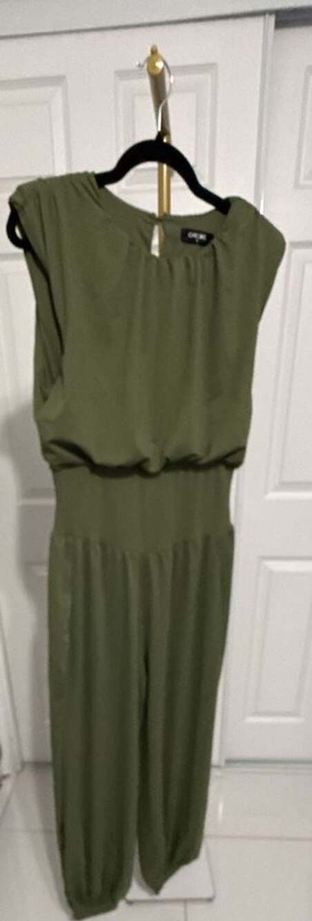 ChicMe Jumpsuit Size M Green Sleeveless Cutout Waist Balloon Leg